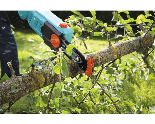 Fierăstrău de crengi cu acumulator în uz pe un copac