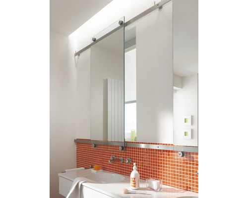 Baie cu oglindă glisantă, chiuvetă și gresie mozaic portocalie