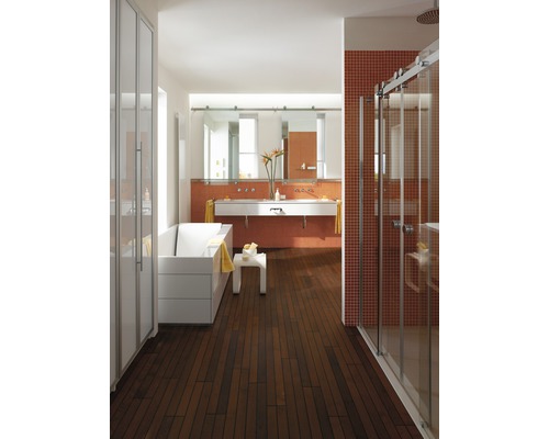 Baie luminoasă cu cadă, chiuvetă, duș și podea din lemn