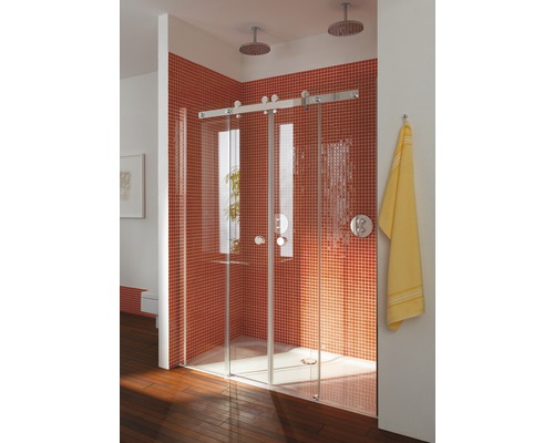 Baie cu cabină de duș din sticlă și perete placat cu faianță roșie