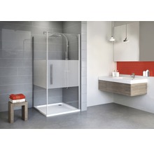 Baie modernă cu cabină de duș, lavoar și oglindă