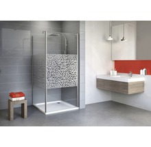 Baie modernă cu cabină de duș, chiuvetă și oglindă