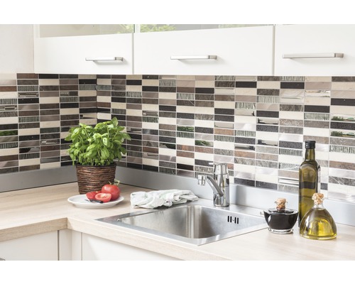 Chiuvetă de bucătărie cu robinet în fața plăcilor de mozaic