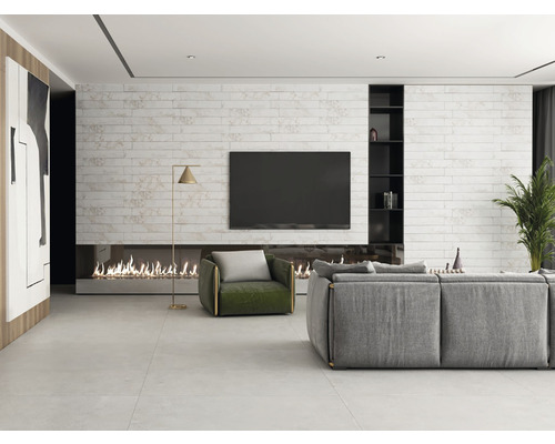 Living modern cu canapea, fotoliu, televizor și șemineu