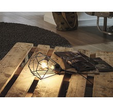 Lampă decorativă cu abajur geometric pe paletă de lemn