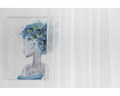 Tablou cu o femeie cu păr floral în spatele unei perdele