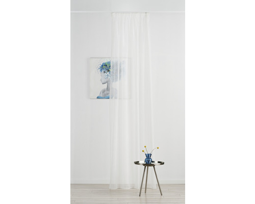 Perdea albă transparentă în sufragerie cu măsuță laterală și tablou