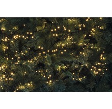 Prim-plan al unui brad decorat cu lumini albe calde, ideal ca iluminat de brad de Crăciun