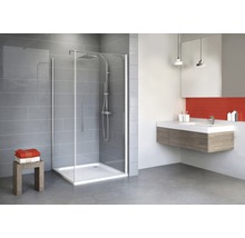 Baie modernă cu cabină de duș, lavoar și oglindă