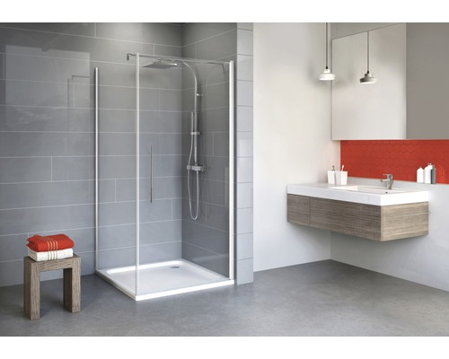 Baie modernă cu cabină de duș, lavoar și oglindă