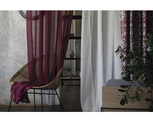 Ambianță decorativă de locuit cu perdele transparente în alb și vișiniu