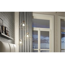 Interior modern cu lămpi suspendate, tapet și ferestre pentru o impresie de spațiu luminos.