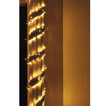 Scenă decorativă cu un șir de lumini pe un stâlp