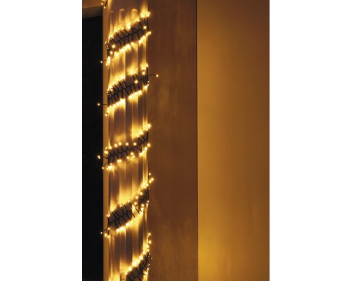 Scenă decorativă cu un șir de lumini pe un stâlp