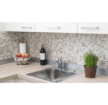 Chiuvetă de bucătărie cu robinet, faianță, sticlă de vin și decorațiuni