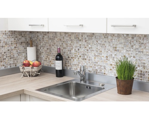 Chiuvetă de bucătărie cu robinet, faianță, sticlă de vin și decorațiuni