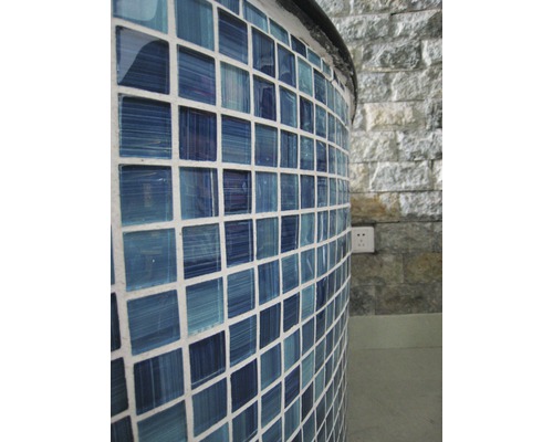 Detaliu al unui obiect rotund cu plăci de mozaic