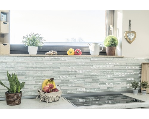 Scenă de bucătărie cu plăci de mozaic, plante și fructe