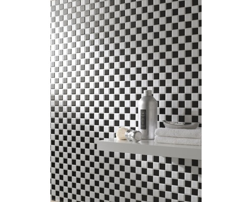 Decor de perete cu plăci de mozaic în model de tablă de șah și accesorii de baie pe raft