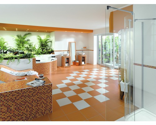 Baie luminoasă cu cadă, duș, chiuvetă și gresie în stil șah