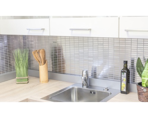 Chiuvetă de bucătărie cu robinet, decorațiuni și faianță argintie