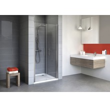 Baie modernă cu cabină de duș, chiuvetă și perete cu gresie