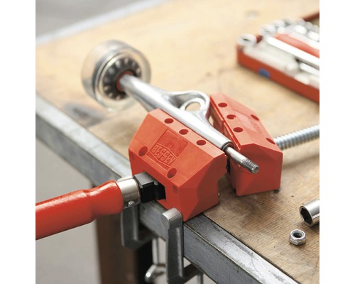 Clește unghiular BESSEY cu piesă de lucru pe bancul de lucru