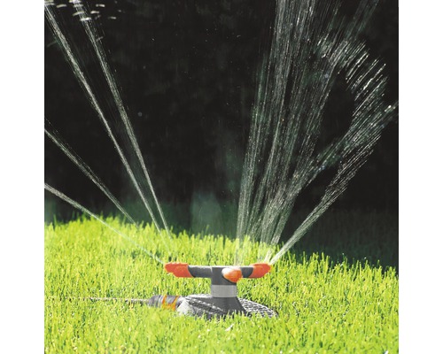 Aspersor de gazon care udă iarba