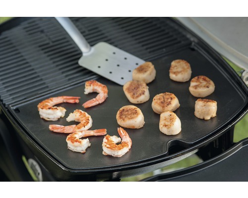 Creveți și scoici Saint Jacques la grătar cu spatulă pe plită