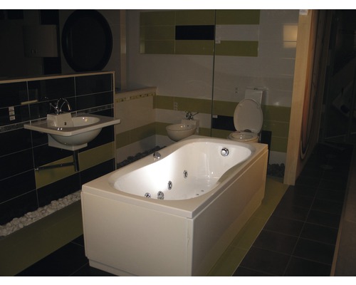 Baie cu cadă, chiuvetă și toaletă