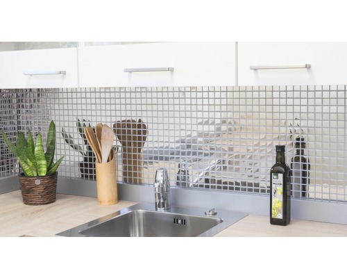 Scenă de bucătărie cu chiuvetă, robinet și plăci de mozaic