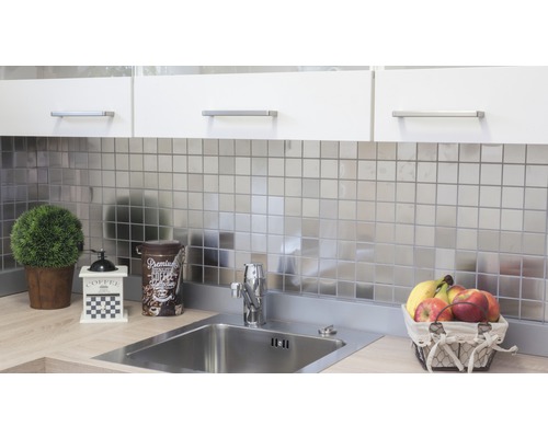 Scenă de bucătărie cu chiuvetă, robinet, faianță și decorațiuni