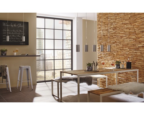 Sufragerie cu masă, bănci, lămpi suspendate și perete cu panouri din lemn