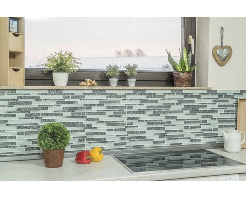 Scenă de bucătărie cu perete cu gresie mozaic, plante la ghiveci și legume