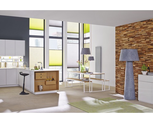 Interior modern cu bucătărie, zonă de luat masa și jaluzele plisate la ferestre pentru intimitate și protecție solară.