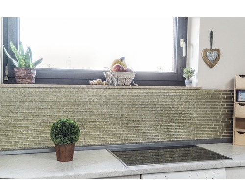 Scenă de bucătărie cu perete de faianță mozaic și decorațiuni