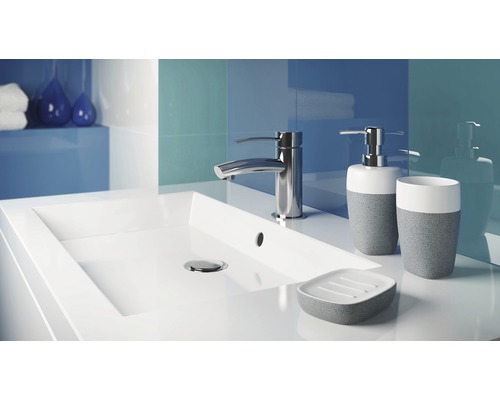 Baie modernă cu chiuvetă, robinet și accesorii de baie