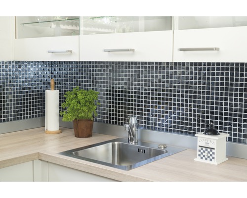 Chiuvetă de bucătărie cu robinet, faianță, ghiveci cu plante aromatice, suport pentru prosoape de hârtie și râșniță de cafea pe un blat de bucătărie