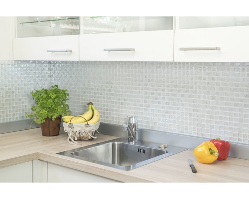 Scenă de bucătărie cu chiuvetă, robinet, plăci de mozaic și alimente