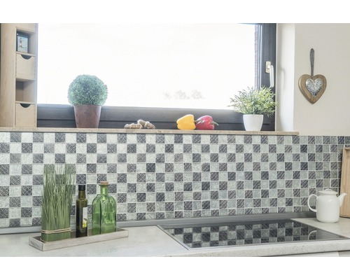 Scenă de bucătărie cu perete cu gresie mozaic, decorațiuni și plită