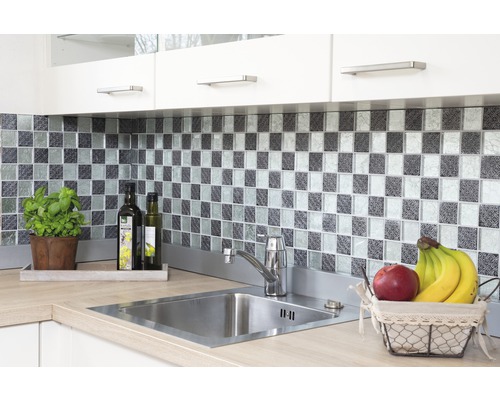 Scenă de bucătărie cu mozaic, chiuvetă și alimente