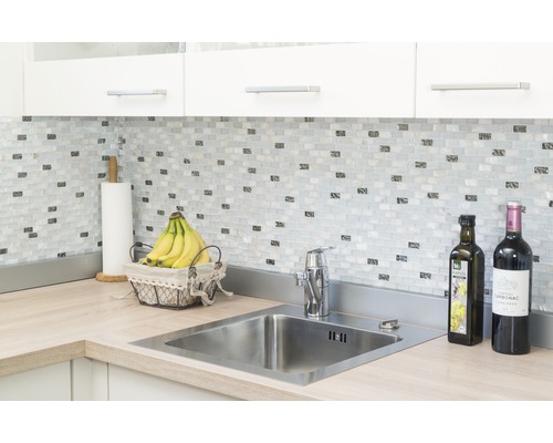 Scenă de bucătărie cu chiuvetă, robinet, plăci de mozaic și blat