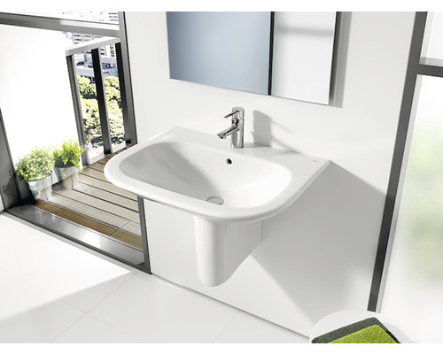 Baie modernă cu lavoar, robinet și oglindă