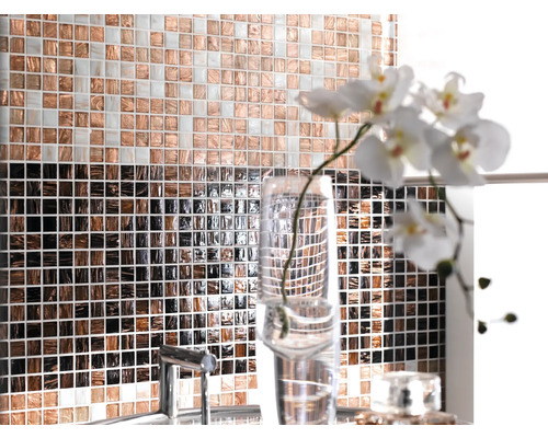 Decor de perete cu plăci de mozaic și vază cu flori