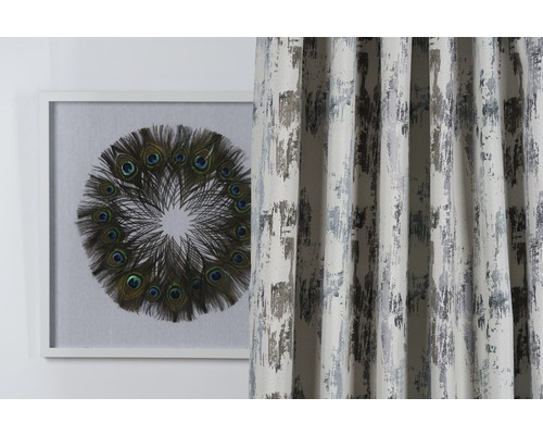 Cortină decorativă cu model abstract și decorațiune de perete înrămată cu pene de păun.