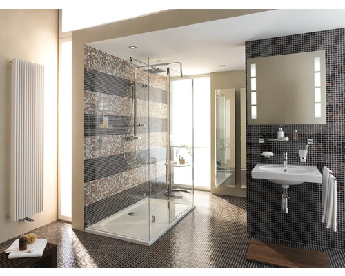 Baie luminoasă cu duș, lavoar, oglindă și calorifer