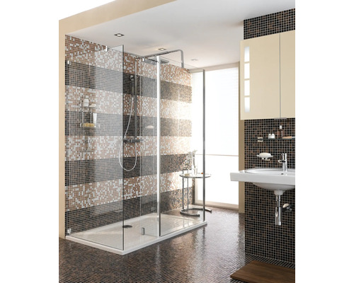 Baie modernă cu duș walk-in, gresie mozaic și lavoar