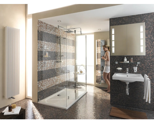 Baie luminoasă cu duș, chiuvetă și calorifer în fața plăcilor de mozaic