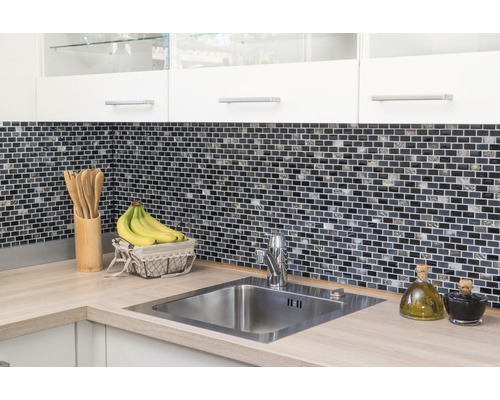 Chiuvetă de bucătărie cu perete din mozaic și ustensile de bucătărie