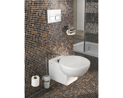 Baie modernă cu gresie mozaic, toaletă suspendată, perie WC, suport pentru hârtie și panou de control.